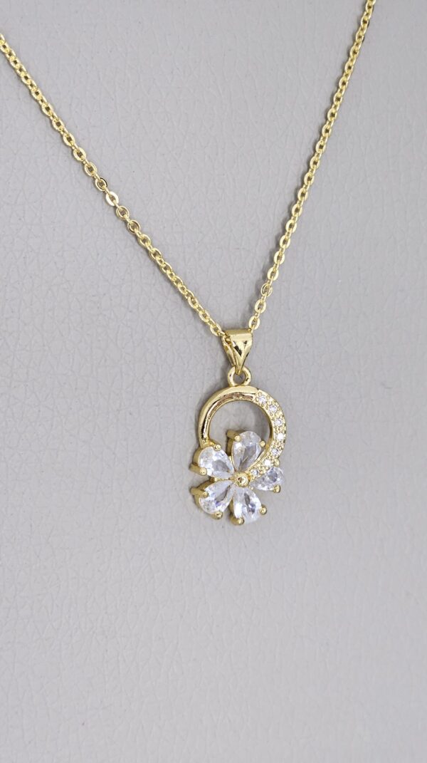 Sweet Flower Necklace Gold color1