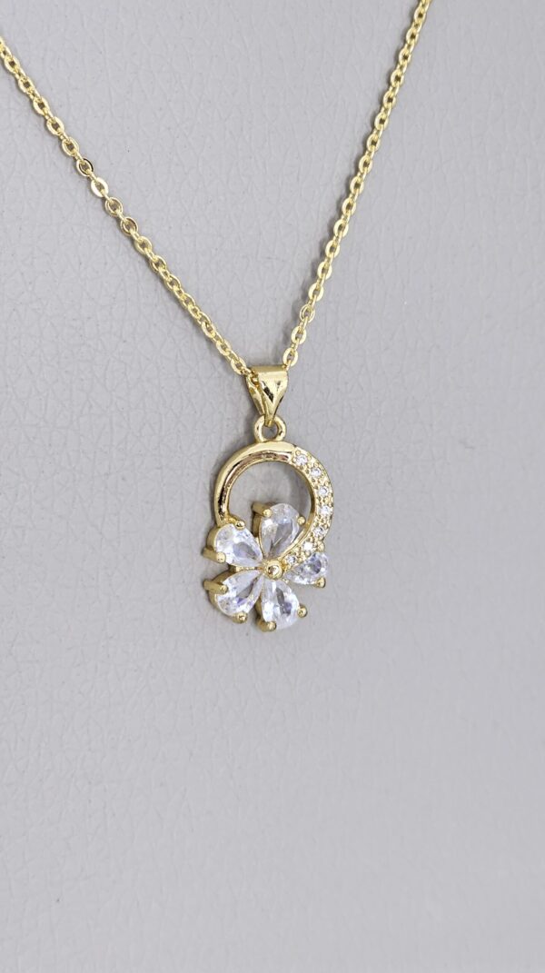 Sweet Flower Necklace Gold color1