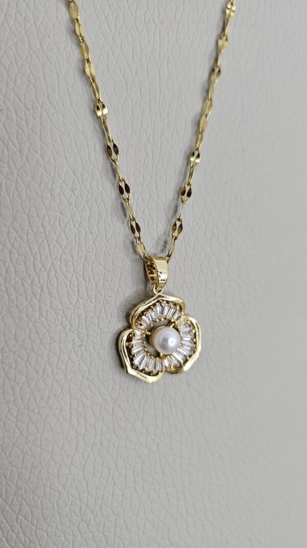 Trend Necklace Pearl Zircon Flower Gold Color